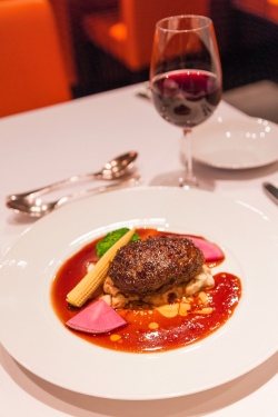 肉料理にも赤ワイン／photo by  写真素材ぱくたそ