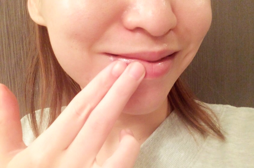唇をクルクルと優しくマッサージする