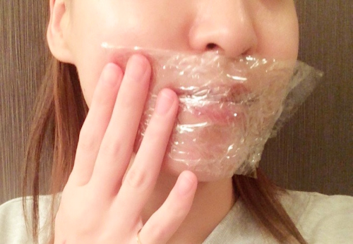 オイルを唇になじませ、上からラップを乗せる