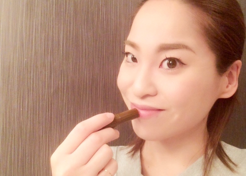 リップクリームを塗っている図