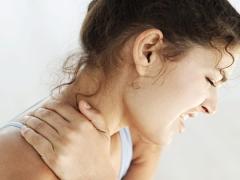朝、目が覚めた時の首の激痛。「寝違え」の原因と正しい対処法