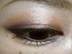 横⇒縦割りグラデ に変えるだけ！色気30パーセントアップの大人な目元はこうつくる