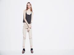 オフショルトップスの下に何着る？夏服にマストな3つのインナー