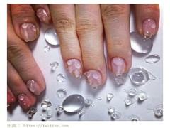 水も滴るいい女。水滴ネイルをマスターして、リアルなツヤ感を指先に。
