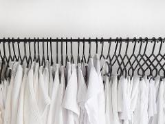 ”ユニクロの1500円バンドゥブラ”で白Tシャツの気になる透けを味方につける