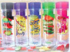 一目置かれるおしゃれgirlの水筒は、スタイリッシュな透明ボトルにきまりっ♭