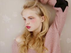 ふんわりカラーの囲み目メイクで外国人風のキュートな目元に♡