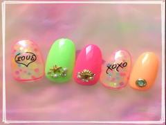 とっておきのマニュキュアをつけて、夏真っ盛りの海に飛び込んで行こ♡