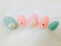 まるでウサギのしっぽみたい♡大き目パールをぽんっと乗せてガーリーネイルに