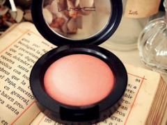 いい女は流行に乗らない。肌色チークで周りと差をつけて