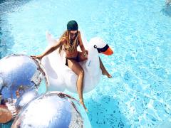 Taylorもこじはるも愛用♡Urban Outfittersの浮き輪で目立ち度120%！