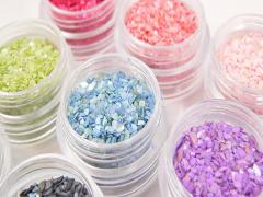 光る指先に恋する。夏ネイルはクラッシュシェルに夢中なのです＊