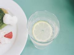 ‘たくさん飲めばいい’は死のキケン！〈目的別〉正しい水の飲み方とは？