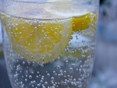 1本で3つの美容効果！炭酸水の三刀流使いで、体の内側からキレイを磨こう