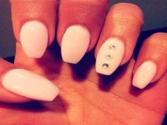 ［LA発］トゥシューズのようなバレリーナネイルで指先すらっと細く♡