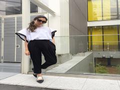 大人のおしゃれはバランスが大事。流行の‘メタリック’は足元にポイントで取り入れる＊