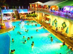 今年こそ行ってみたい！夏の女子会新定番《ナイトプール》のすゝめ