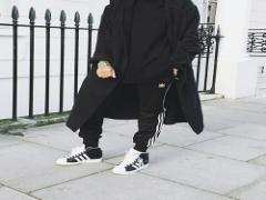 電車の中で見た！おしゃれさんが履いていたあのスニーカーはなんて名前？