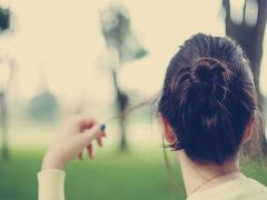 サーファー風のルーズシニヨンで、海上がりみたいなヘアに思わずドキッ♡