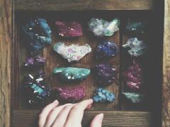 わたし、キレイでリアルな天然石ネイルの個性的な“オーラ”に今惹かれてるんです…♡