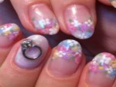 太陽の光に反射して＊キラッと輝く夏の〈ホログラムネイル〉特集