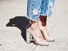 夏の足元はキラッとするクリア素材の靴でるんるん気分♪