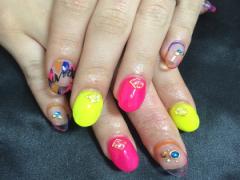 暗闇で光るんです！ブラックライトネイルでいつでもどこでも目立っちゃおう♡