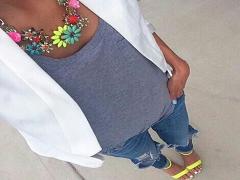 首回りざっくりTOPSの気になるデコルテには大ぶりネックレスを