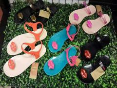 足の甲にもkissマーク。タイ発「Zhoelala」のビーチサンダルに熱烈ラブコール♡