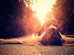 1色決めるだけの簡単コーデ！5色の派手色スカートが便利◎