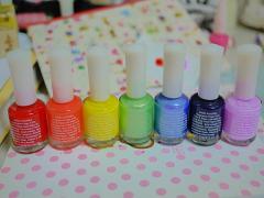 フットネイルは大胆に＊サンダルからちょこんと魅せるビビットカラー