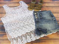 夏のモノトーンコーデは首元"透け"を意識したアイテムで涼しげに！