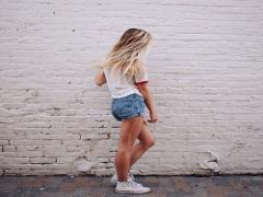 究極のラフさ。『無地Tシャツ×デニム』の王道カジュアルコーデで夏を乗りきる