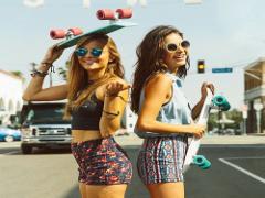 「華やか系女子VS地味系女子」。実は地味系女子のほうがモテる？！モテる秘訣を徹底分析。