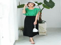 今年の「イン」はひと味違う。トップスの”前だけイン”でこなれを演出