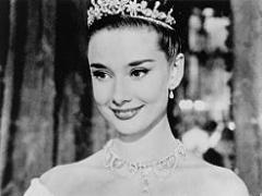 女の子の永遠の憧れ♡メイクでオードリー・ヘップバーンに大変身