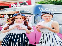 夏の大定番'ストライプパンツ'のリラックスムード漂う、女の子っぽ着こなし術