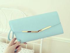 余裕のある素敵な女子はポシェット！BAGはすっきり軽くね♭