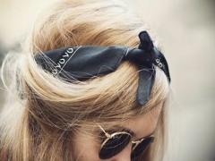 頭に巻くだけじゃ終わらない”バンダナモチーフアイテム”がおしゃれさんの間で話題に♡