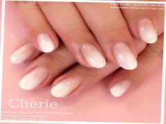 白のグラデーションネイルで大人っぽいセクシーな指先になるデザイン♡　