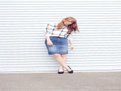 カジュアルになりがちなデニムスカートを女の子コーデに♡