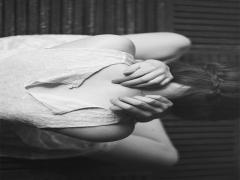 肩が巻いてる！？「巻き肩」を解消してデコルテ美人を目指しましょ♡