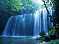 滝が魅せる水と光のカーテン。優美で幻想的な鍋ヶ滝に惹きこまれる