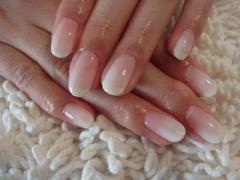 とろ～り白グラデーションネイルで可愛らしさと爽やかさを