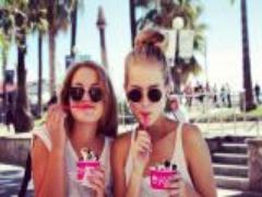 大勢の中の一人は嫌！私服と水着セットでビーチで一番目立つ私♡