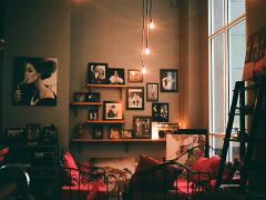 レトロなお部屋に変身。アンティーク風なフォトフレームを飾りましょ