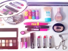 ＼コスメ三銃士参上／メイクポーチの中身をたった3000円以下で満たす裏ワザ大公開♡