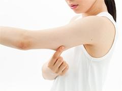 本格的な夏が始まる前に、意外と見られている二の腕のブツブツを治しましょう！