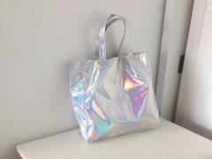 シルバーアイテムで存在感MAX。光沢感がきらきら女子の秘密♡