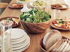 アカシアの食器で、いつもの食事をグッとおしゃれに。木製プレートの活用術